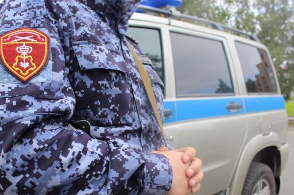 В Архангельске мужчина попался на краже 16 банок тушенки